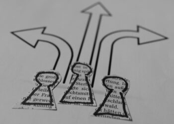 close-up selembar kertas dengan panah