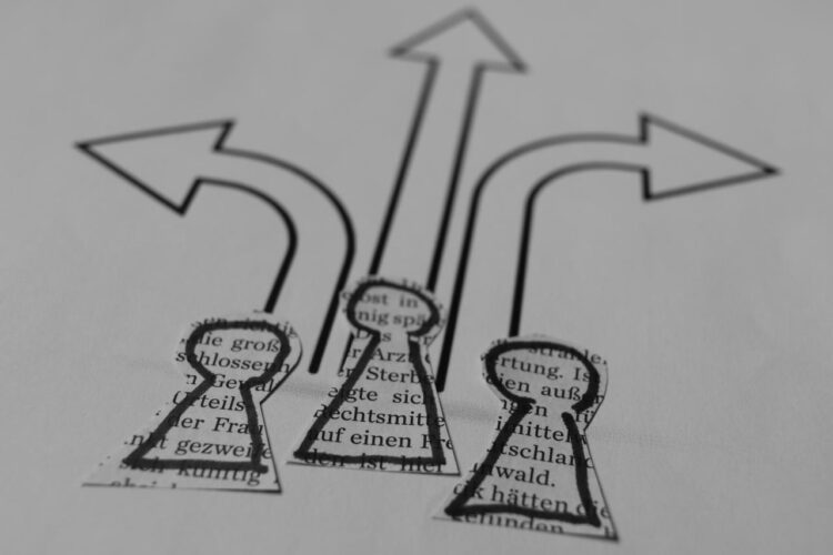 close-up selembar kertas dengan panah