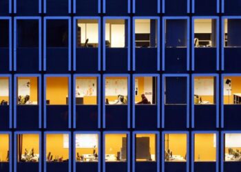 Seni klip cermin bangunan bertingkat tinggi