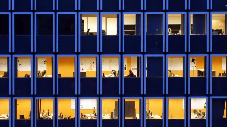 Seni klip cermin bangunan bertingkat tinggi